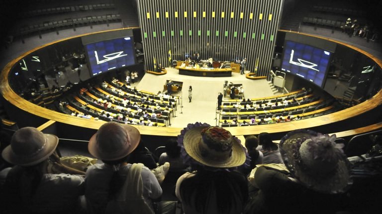 Texto-base da reforma trabalhista é aprovado na Câmara Texto-base da reforma trabalhista é aprovado na Câmara