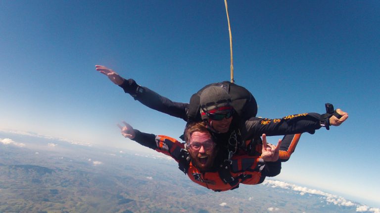 Adrenalina: Fisbhen aposta em “aulas épicas’’ e saltou de paraquedas pela primeira vez para ensinar física