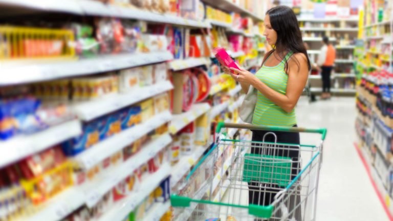 Dólar sobe para R$ 4,14 e tem impacto direto aos consumidores Dólar sobe para R$ 4,14 e tem impacto direto aos consumidores