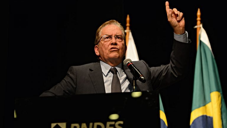 Pressão política: acima, o presidente do BNDES, Paulo Rabello de Castro. Abaixo, o relator da denúncia contra Temer na CCJ, Sergio Zveiter, encara o advogado de defesa Antonio Mariz de Oliveira