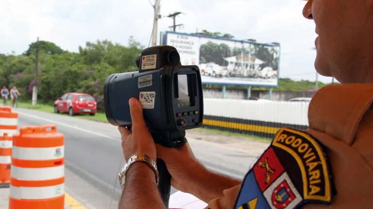 Fora do alvo: polícia rodoviária federal anunciou redução do patrulhamento por falta de recursos. Congresso Nacional autorizou verba adicional para emissão de passaportes