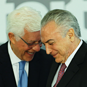 Cumplicidade: o ministro Moreira Franco e o presidente Michel Temer em momento de descontração na assinatura dos contratos de licitação de quatro aeroportos
