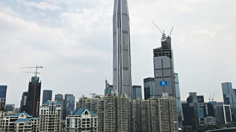 Sob construção: grandes cidades, como Shenzhen (foto), continuam recebendo investimentos bilionários do governo chinês em infraestrutura. Com crédito farto e barato, o setor imobiliário cresce e impulsiona a economia
