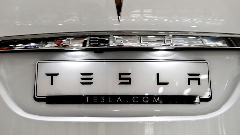 Tesla registra lucro no quarto trimestre, mas valor das ações da empresa caem 5% Tesla registra lucro no quarto trimestre, mas valor das ações da empresa caem 5%