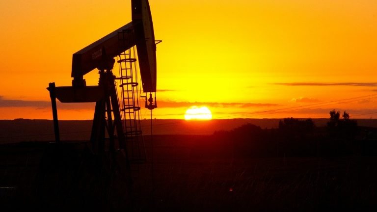 Petróleo volta a fechar no maior nível em três anos e meio Petróleo volta a fechar no maior nível em três anos e meio