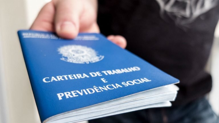 Trabalho com carteira assinada no País está no nível mais baixo desde 2012 Trabalho com carteira assinada no País está no nível mais baixo desde 2012