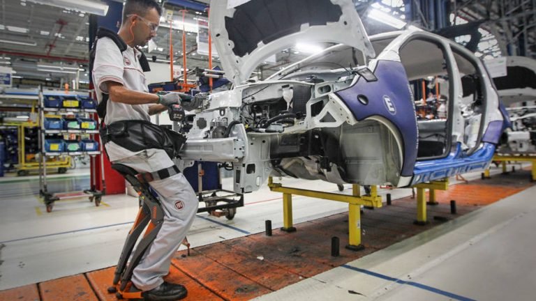 Em fábrica da Fiat, operários e exoesqueletos Em fábrica da Fiat, operários e exoesqueletos