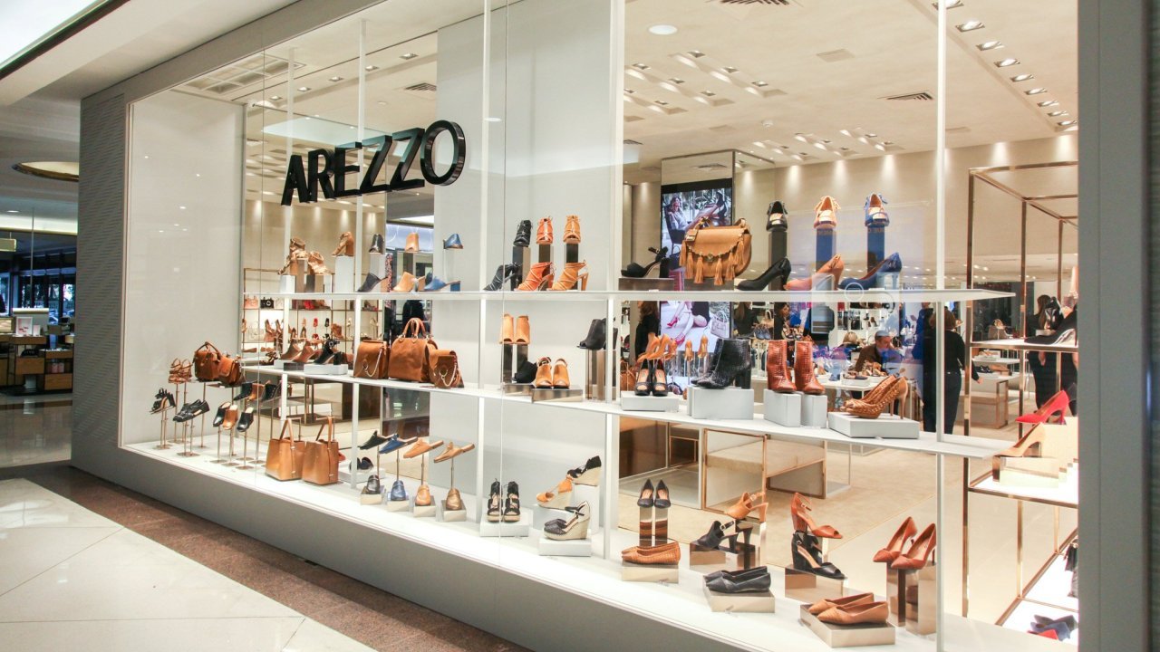Arezzo lança nova marca de calçados Owme e prevê loja própria em maio -  ISTOÉ DINHEIRO