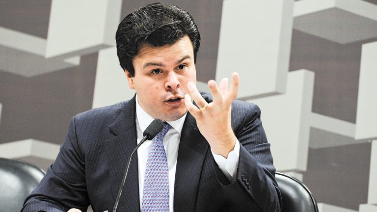 Luta dupla: o ministro de Minas e Energia, Fernando Coelho Filho (PSB-PE), tenta aprovar no congresso a privatização da Eletrobras e um novo marco regulatório para o setor de energia