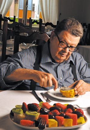 Bom de garfo: chamado de gordo por seus amigos, Delfim Netto nunca escondeu o gosto por bons restaurantes. Na foto, come frutas de sobremesa no italiano Roma, em São Paulo
