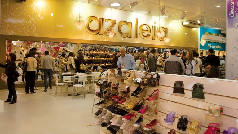 Físico e digital: a marca feminina Azaleia ganhou, há duas semanas, uma loja virtual para complementar as vendas tradicionais
