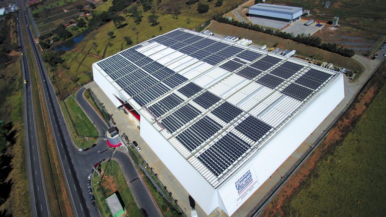 Mais perto do sol: a rede Pague Menos instalou painéis solares em dois de seus quatro centros de distribuição, por exemplo, o localizado em Goiás (foto)