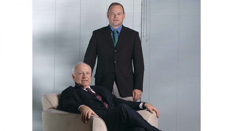 Fim da dinastia: Jorge, pai (sentado), e André Gerdau Johannpeter, filho, comandaram a siderúrgica entre 1983 e 2017