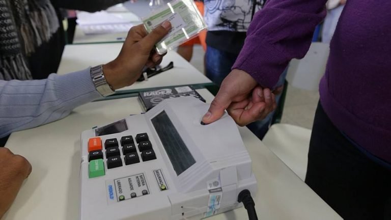 Após pesquisas eleitorais, dólar fica abaixo dos R$ 3,85 e Bolsa avança mais de 3% Após pesquisas eleitorais, dólar fica abaixo dos R$ 3,85 e Bolsa avança mais de 3%