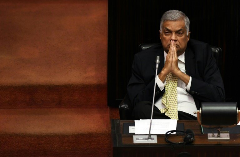Primeiro-ministro destituído volta a tomar posse no Sri Lanka - ISTOÉ  DINHEIRO