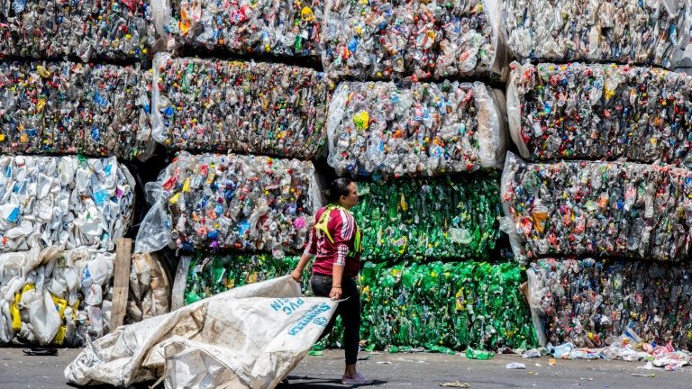 Cientistas desenvolvem plástico que pode ser infinitamente reciclado