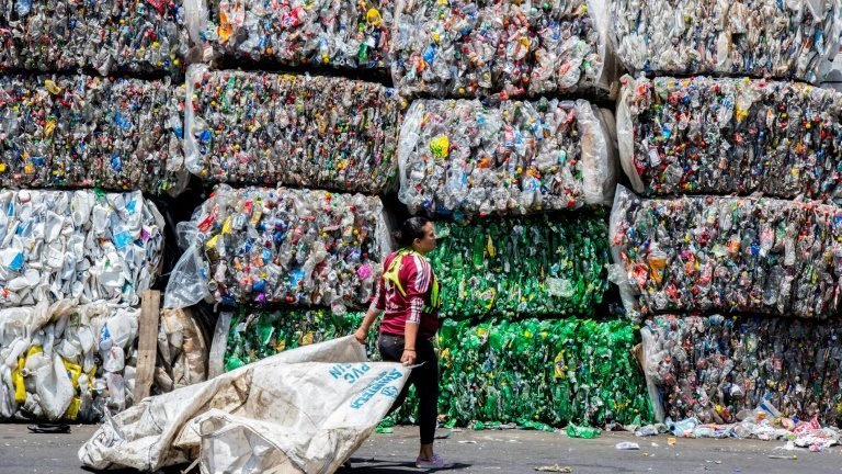 Cientistas desenvolvem plástico que pode ser infinitamente reciclado Cientistas desenvolvem plástico que pode ser infinitamente reciclado