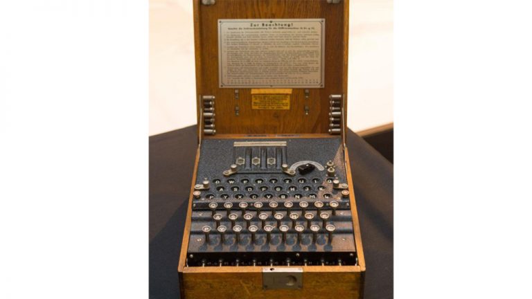 Imagem da Máquina Enigma, usado pelos nazistas durante a 2a Guerra Mundial para transmitir mensagens criptografadas. Fonte: Universidade de Calgary