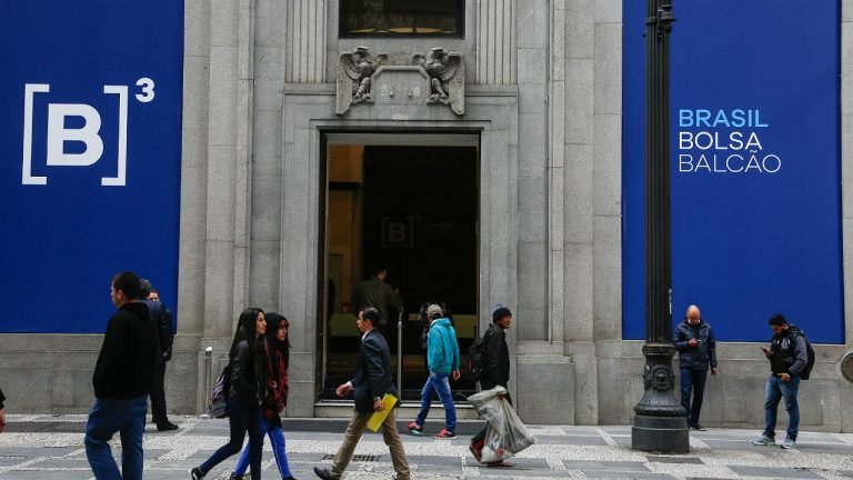 Bolsa bate sexto recorde no ano e fecha aos 93,8 mil pontos Bolsa bate sexto recorde no ano e fecha aos 93,8 mil pontos