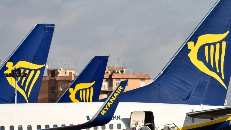 Ryanair anuncia reestruturação após prejuízo trimestral milionário Ryanair anuncia reestruturação após prejuízo trimestral milionário