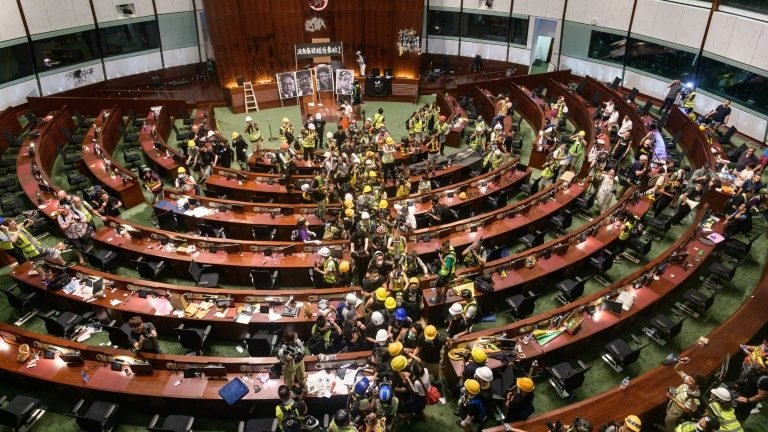 Atos de violência em Hong Kong preocupam mercado financeiro Atos de violência em Hong Kong preocupam mercado financeiro