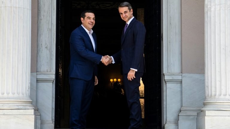 Mitsotakis assume poder na Grécia prometendo acabar com 10 anos de crise