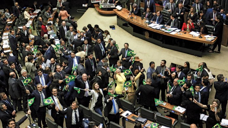 Clima de festa: parlamentares governistas comemoram os 379 votos favoráveis na votação da reforma, na quarta-feira 10 