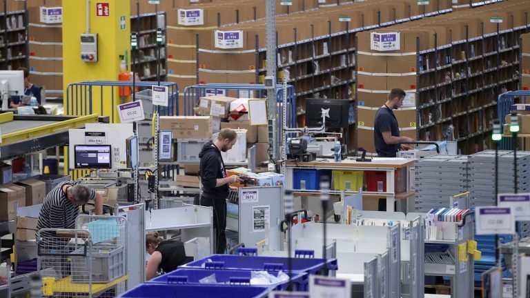Trabalhadores da Amazon fazem greve durante Prime Day Trabalhadores da Amazon fazem greve durante Prime Day