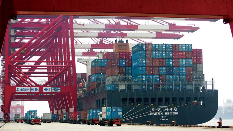 Exportações: Navio carregado de contêineres com itens produzidos na China e destinados ao mercado internacional: Pequim dá sinais de que pode sobreviver às sanções dos EUA