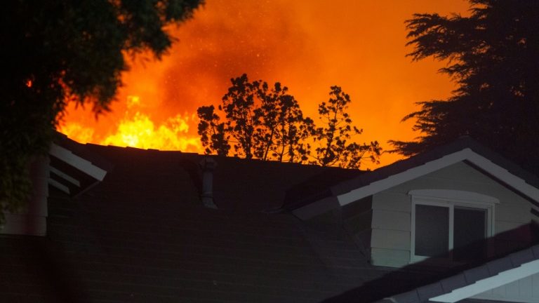 Outro incêndio foi declarado a cerca de 115 quilômetros ao leste de Los Angeles - AFP