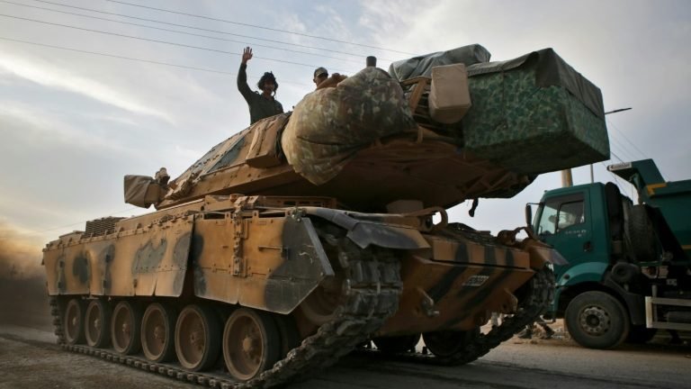 Cinco jihadistas fugiram da prisão após ataques da Turquia, dizem curdos Cinco jihadistas fugiram da prisão após ataques da Turquia, dizem curdos