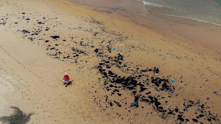 Manchas de petróleo em Camacari, Bahia, em 17 de outubro de 2019 - AFP