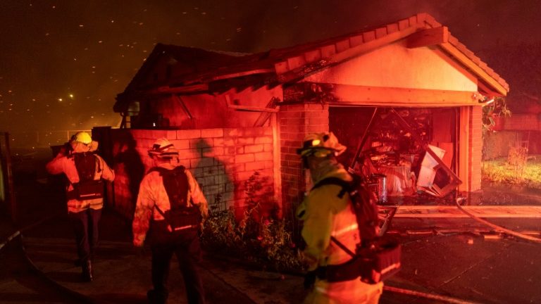 Bombeiros combatem um incêndio ao norte de Los Angeles - AFP