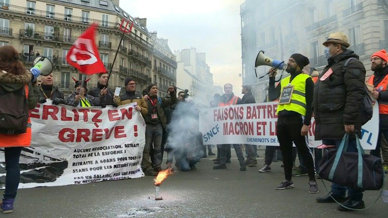 Manifestações afetam transportes no 24º dia de greve na França - ISTOÉ DINHEIRO