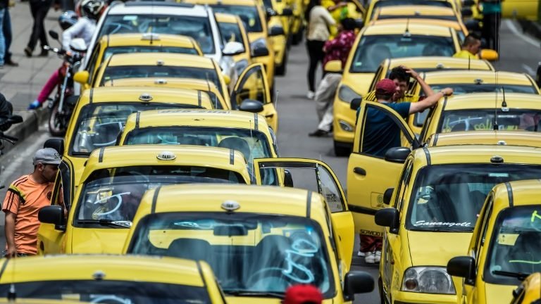 Uber anuncia deixará de operar na Colômbia após ser processada Uber anuncia deixará de operar na Colômbia após ser processada
