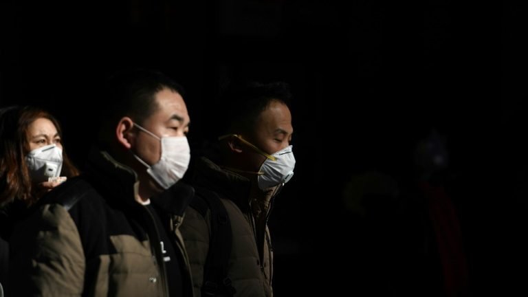 Mais de 40 milhões de chineses estão confinados em 13 cidades por novo vírus Mais de 40 milhões de chineses estão confinados em 13 cidades por novo vírus