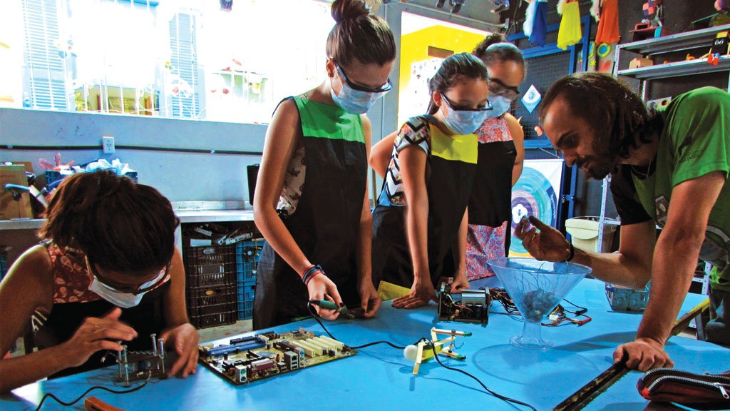 Meninas entram no mundo da robótica Meninas entram no mundo da robótica