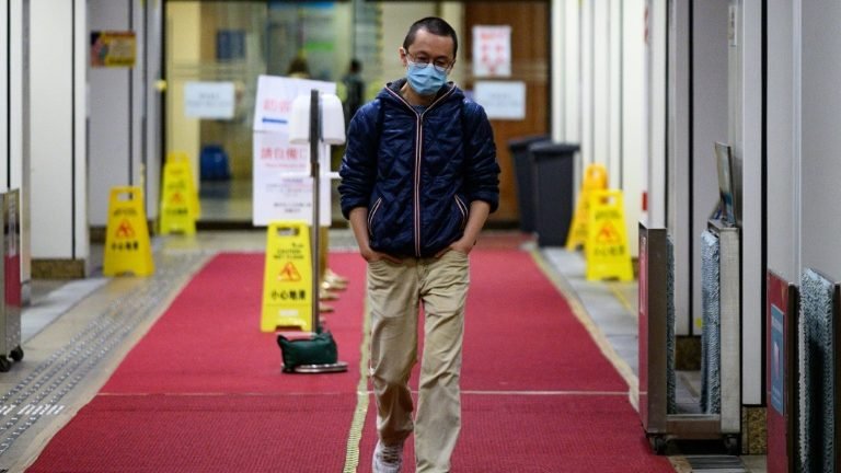 A luta de um médico contra o coronavírus em Hong Kong A luta de um médico contra o coronavírus em Hong Kong