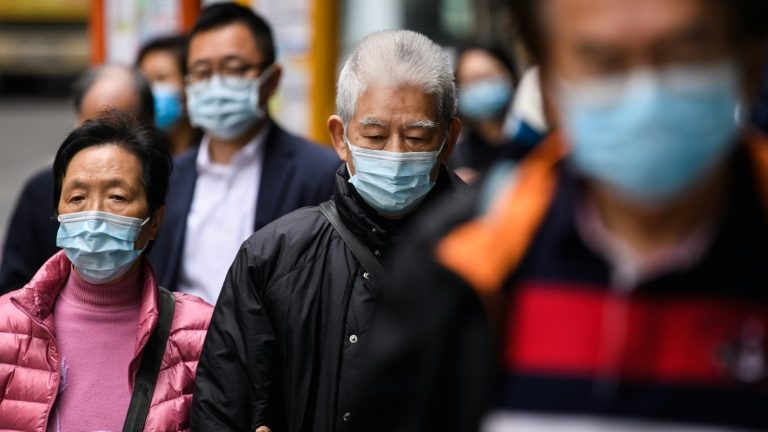 Moradores de Hong Kong de máscara em 3 de fevereiro de 2020 - AFP