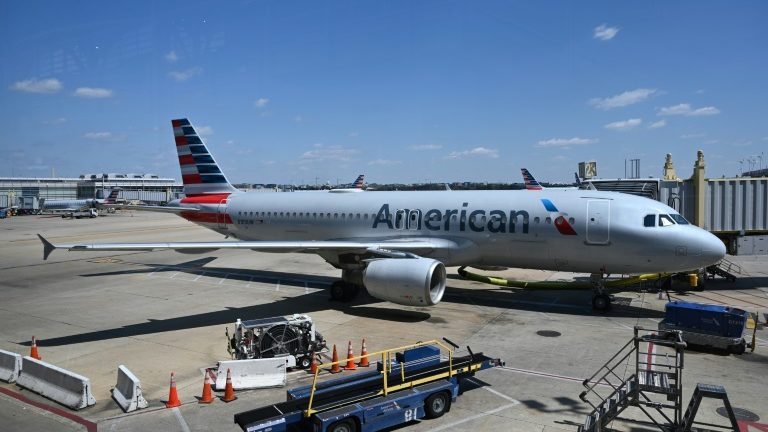American Airlines cortará 30% de sua equipe administrativa; outras aéreas também anunciam demissões American Airlines cortará 30% de sua equipe administrativa; outras aéreas também anunciam demissões