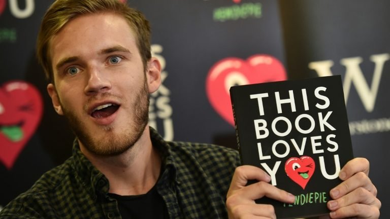 PewDiePie, um dos maiores gamers do mundo, assina contrato exclusivo com YouTube PewDiePie, um dos maiores gamers do mundo, assina contrato exclusivo com YouTube