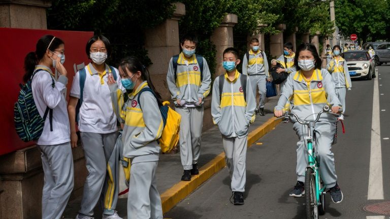 Estudantes com máscaras de proteção na saída da escola em Pequim, em 11 de maio de 2020 - AFP