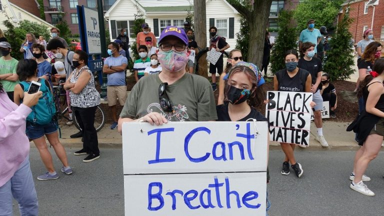 Jeff Austin e sua filha Lily Henry-Austin, de Silver Spring, Maryland, protestam em Bethesda, em 2 de junho de 2020, com o cartaz 