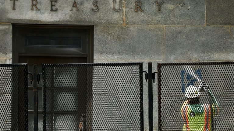 EUA envia cheques pelo coronavírus a mais de um milhão de cidadãos mortos EUA envia cheques pelo coronavírus a mais de um milhão de cidadãos mortos