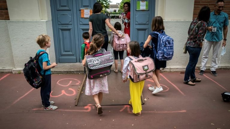 Crianças transmitem pouco a COVID-19 na escola, segundo estudo Crianças transmitem pouco a COVID-19 na escola, segundo estudo