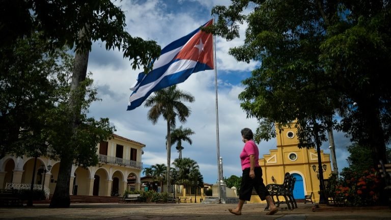 EUA alerta consumidores que rum e tabaco de Cuba financiam ‘ditadura’ EUA alerta consumidores que rum e tabaco de Cuba financiam ‘ditadura’
