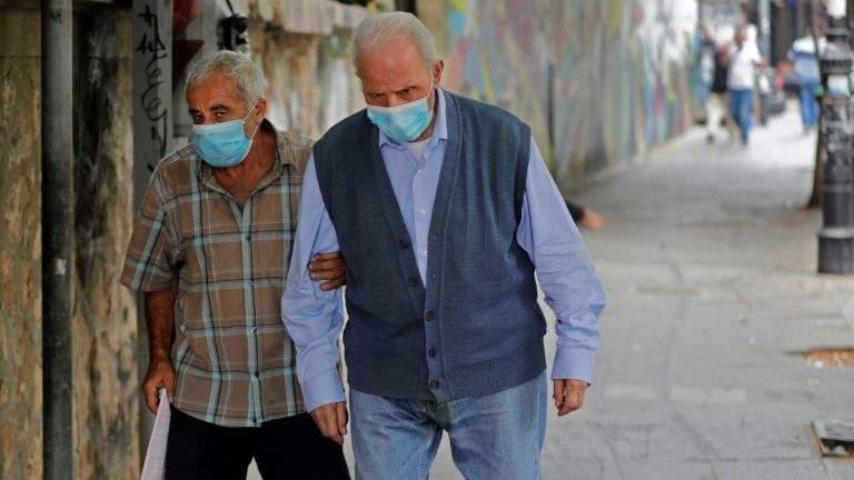 Transeuntes usam máscaras protetoras em 29 de julho de 2020 em Beirute, Líbano - AFP/Arquivos