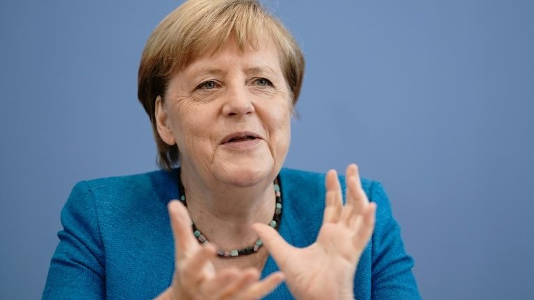 Cinco anos depois, Merkel defende sua política migratória Cinco anos depois, Merkel defende sua política migratória