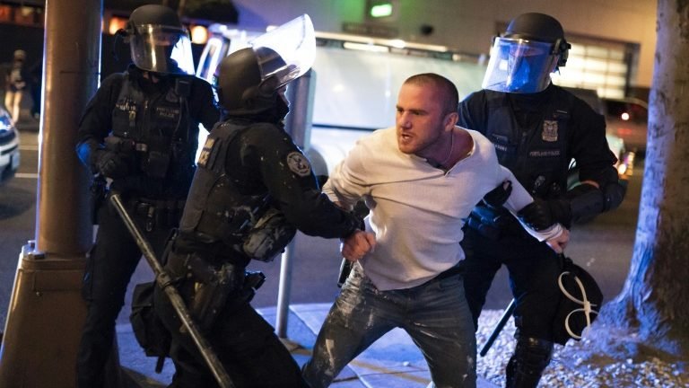 Um morto em Portland após confrontos entre antirracistas e seguidores de Trump Um morto em Portland após confrontos entre antirracistas e seguidores de Trump