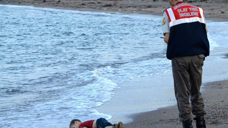 Cinco anos após foto de Aylan Kurdi, sua tia pede que mundo não feche os olhos aos refugiados Cinco anos após foto de Aylan Kurdi, sua tia pede que mundo não feche os olhos aos refugiados